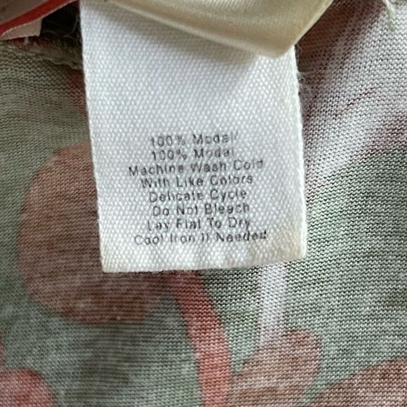 Lux floral print flowy dress with deep V-neck, sleeveless. Size medium - Picture 8 of 10